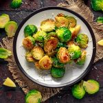 su tovaglietta di iuta un piatto tondo con cavoletti di Bruxelles al forno