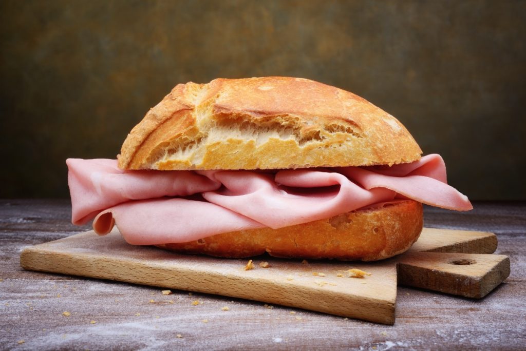 Panino con mortadella, un classico goloso in una veste tutta nuova 3 panino con mortadella