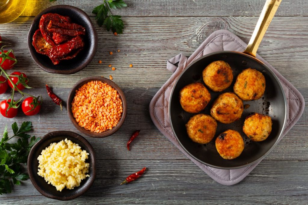 Polpette di miglio, un secondo leggero, nutriente e gluten-free 3 padella con polpette di miglio e tre ciotole con verdure
