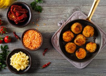 padella con polpette di miglio e tre ciotole con verdure