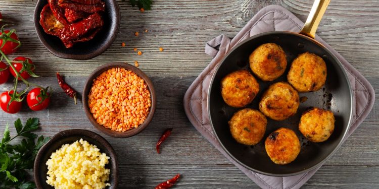 padella con polpette di miglio e tre ciotole con verdure