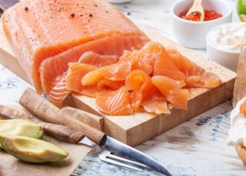 alcune fette di salmone affumicato su un tagliere