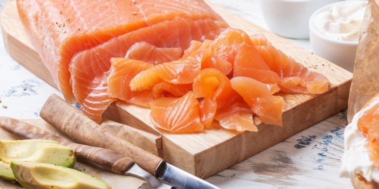 alcune fette di salmone affumicato su un tagliere
