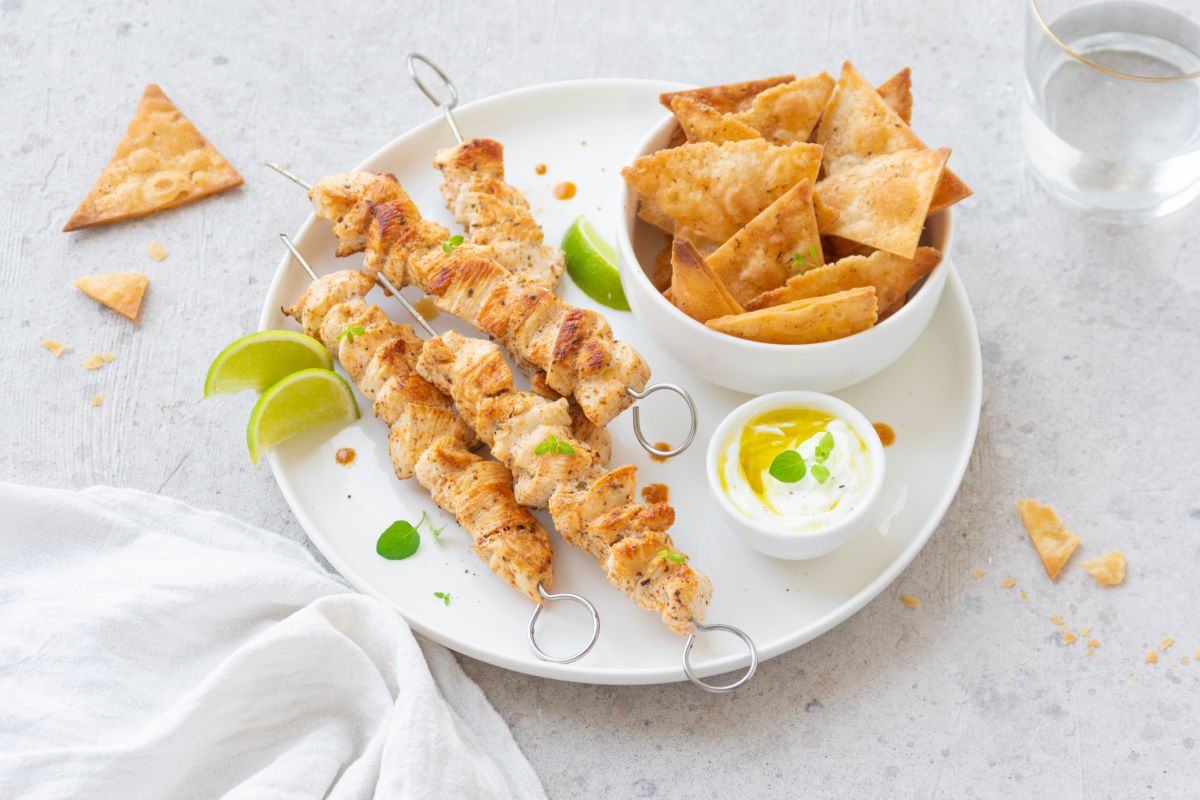 souvlaki con chips di piadina