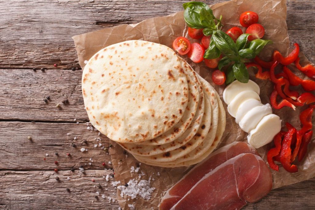 Crescia, ricetta tradizionale marchigiana della piada con le uova 2 crescia la piada tipica marchigiana
