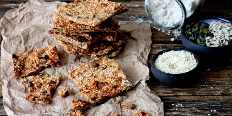 alcune fettine di pane fatto con farina di farro su un tavolo