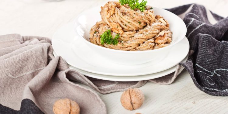 Pasta con le noci, cremosa ma senza panna