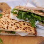 una piadina farcita tagliata a metà