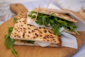 Piadina: impasto, come farcirla, calorie e ricetta originale romagnola