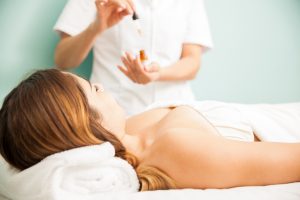 Rescue Remedy: cos’è, benefici, posologia e a cosa serve la miscela di fiori di Bach