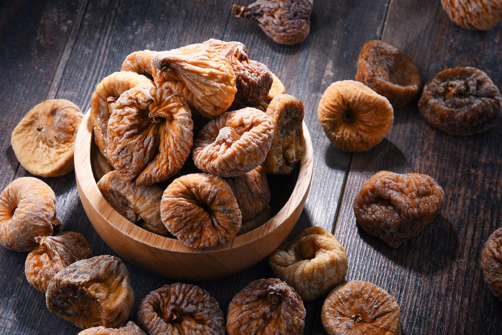 Fico: calorie, proprietà, a cosa fa bene 3 fico secco: alcuni frutti dentro una ciotola di legno
