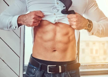 Pancia di un uomo con addominali a tartaruga grazie a elettrostimolatore