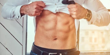 Pancia di un uomo con addominali a tartaruga grazie a elettrostimolatore