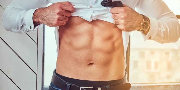 Pancia di un uomo con addominali a tartaruga grazie a elettrostimolatore