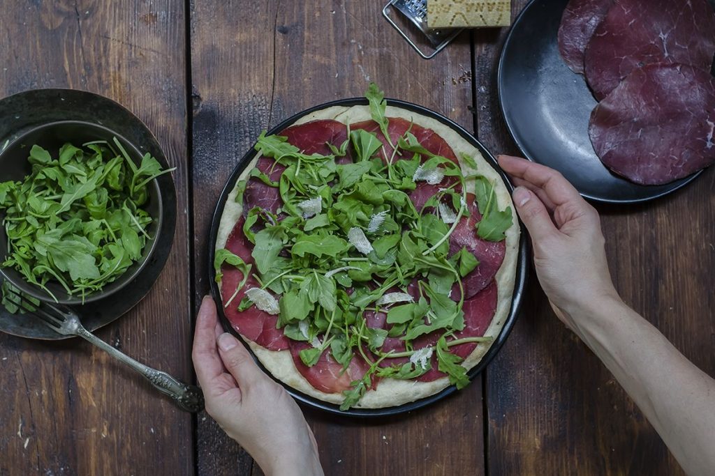 Focaccia con rucola, bresaola e grana: la ricetta sana e leggera 3 focaccia con bresaola e grana