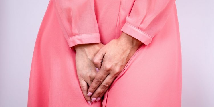 una donna che cerca di trattenere l'incontinenza urinaria