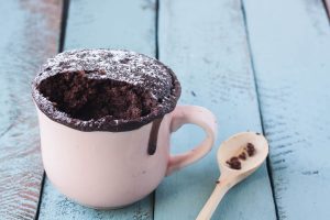 Mug cake senza uova e senza burro pronta in 2 minuti
