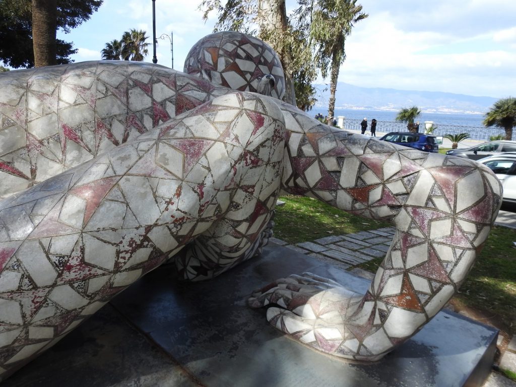 reggio calabria lungomare sculture di rabarama 3