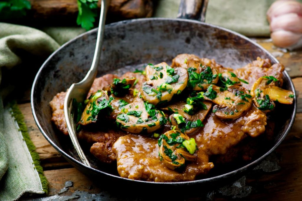 Scaloppine ai funghi, un secondo appetitoso e completo 1 padella con le scaloppine ai funghi