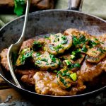 padella con le scaloppine ai funghi