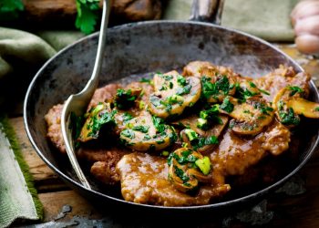 padella con le scaloppine ai funghi