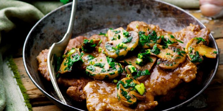 padella con le scaloppine ai funghi