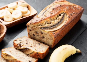 un vassoio con banana bread affettato, rondelle di banane e banane intera