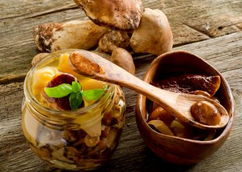 Funghi sott'olio, la conserva gustosa e facile da fare