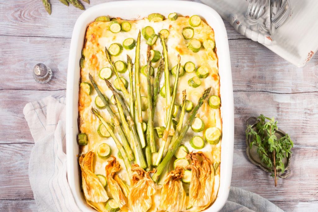 una pirofila con le lasagne agli asparagi e le zucchine