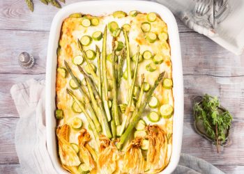 una pirofila con le lasagne agli asparagi e le zucchine