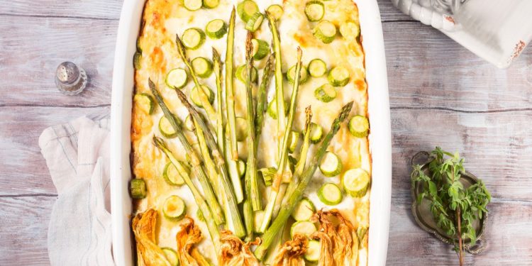 una pirofila con le lasagne agli asparagi e le zucchine