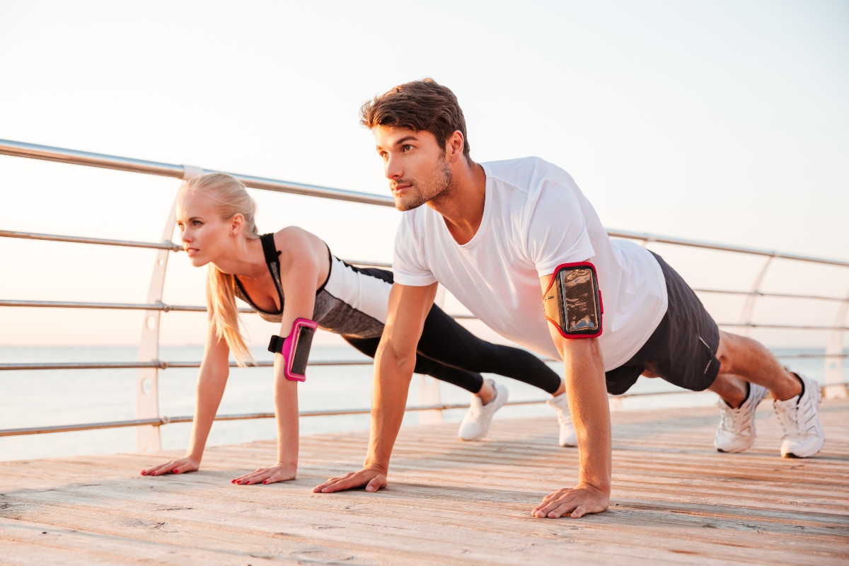 plank sulle mani: maniglie dell'amore