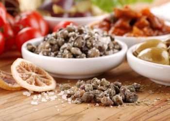 una ciotola ricolma di capperi sotto sale