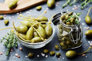Capperi sotto sale, una conserva casalinga facile e versatile