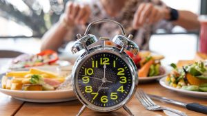 Digiuno intermittente: come funziona, benefici, esempio dieta e controindicazioni
