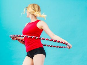 Hula hoop: benefici e esercizi per dimagrire pancia e fianchi