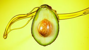 Olio di avocado: benefici, proprietà cosmetiche, usi in cucina e la ricette per farlo in casa