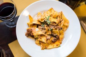 Pappardelle al cinghiale, un primo della tradizione corposo e gustoso