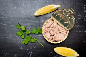 Botulismo: che cos’è, sintomi, cause e alimenti a rischio, cure e come prevenire l’intossicazione da botulino