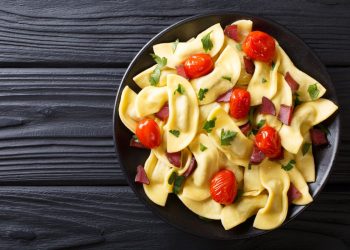 su fondo scuro una scodella nera piena di casoncelli, i ravioli di Bergamo