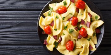 su fondo scuro una scodella nera piena di casoncelli, i ravioli di Bergamo