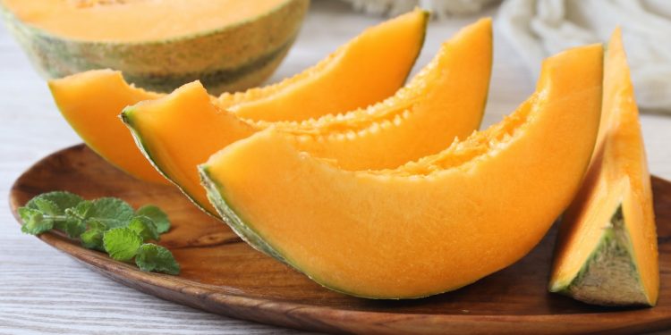 alcune fette di melone su un vassoio in legno