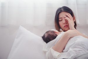 Depressione post partum: che cos’è, come si manifesta, cause, diagnosi e come uscirne
