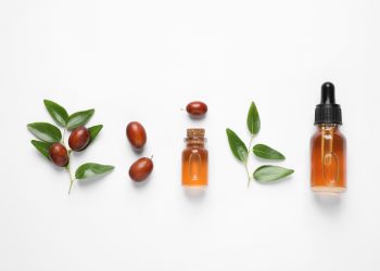 Olio di jojoba: che cos'è, proprietà e benefici, usi e la ricetta per farlo in casa