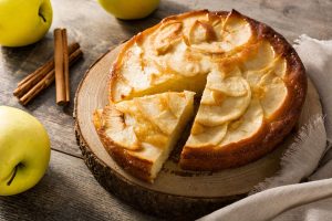 Torta di mele: ricetta facile con cannella e limone