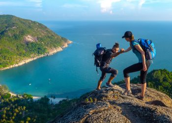 trekking: che cos'è, come praticare, consigli per principianti, come vestirsi e attrezzatura da comprare. benefici e percorsi in Italia