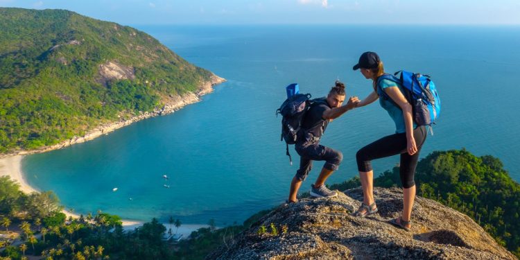 trekking: che cos'è, come praticare, consigli per principianti, come vestirsi e attrezzatura da comprare. benefici e percorsi in Italia