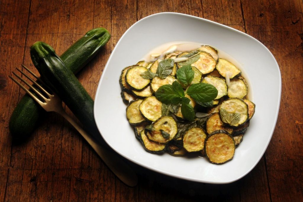 Zucchine alla scapece, un goloso contorno della tradizione napoletana 4 zucchine alla scapece, il tradizionale contorno napoletano