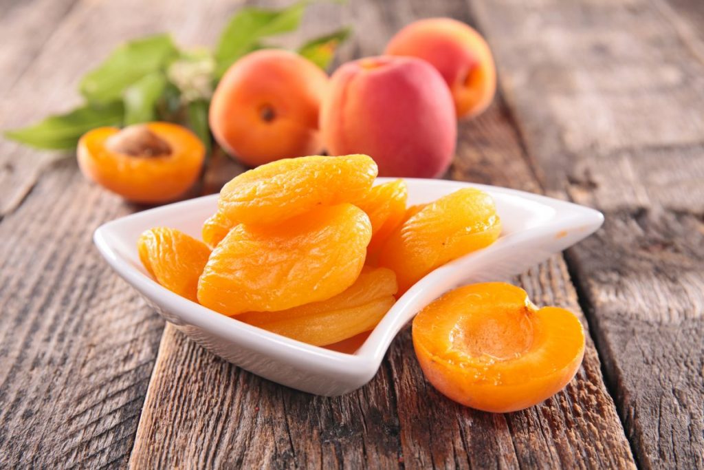 Albicocche secche, prepara in casa lo snack sano e nutriente 2 albicocche secche, benefici e preparazione