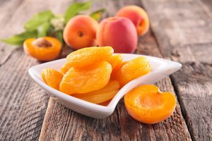 Albicocche secche, prepara in casa lo snack sano e nutriente